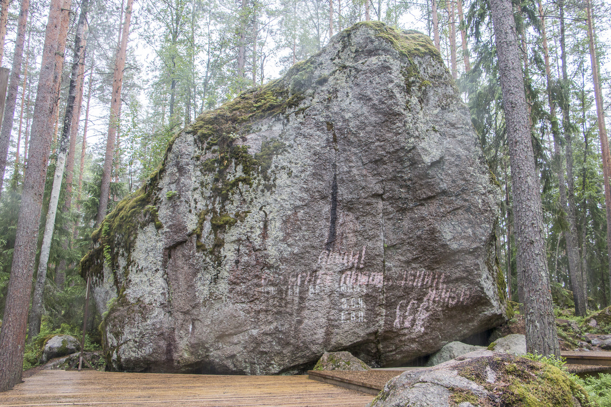 Валуны на побережье — тестовая фотография для проверки отображения