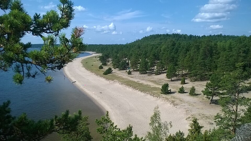 Скальный ландшафт и песчаный берег острова Койонсаари